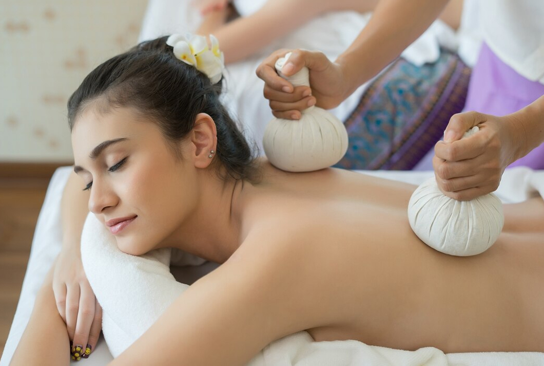 Aromatherapy with Thai Herbal Compress